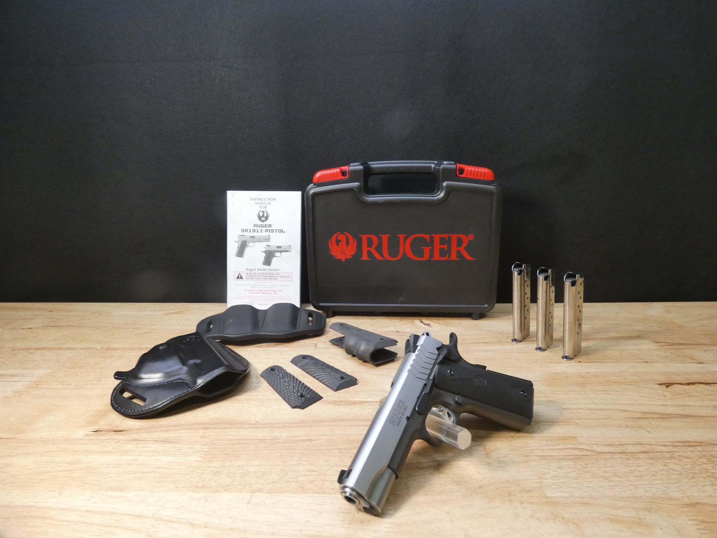 Ruger SR1911 - 9mm Luger - MFG 2026 - w/ 3 Mags & Case - SR 1911 - LOOK!-img-2