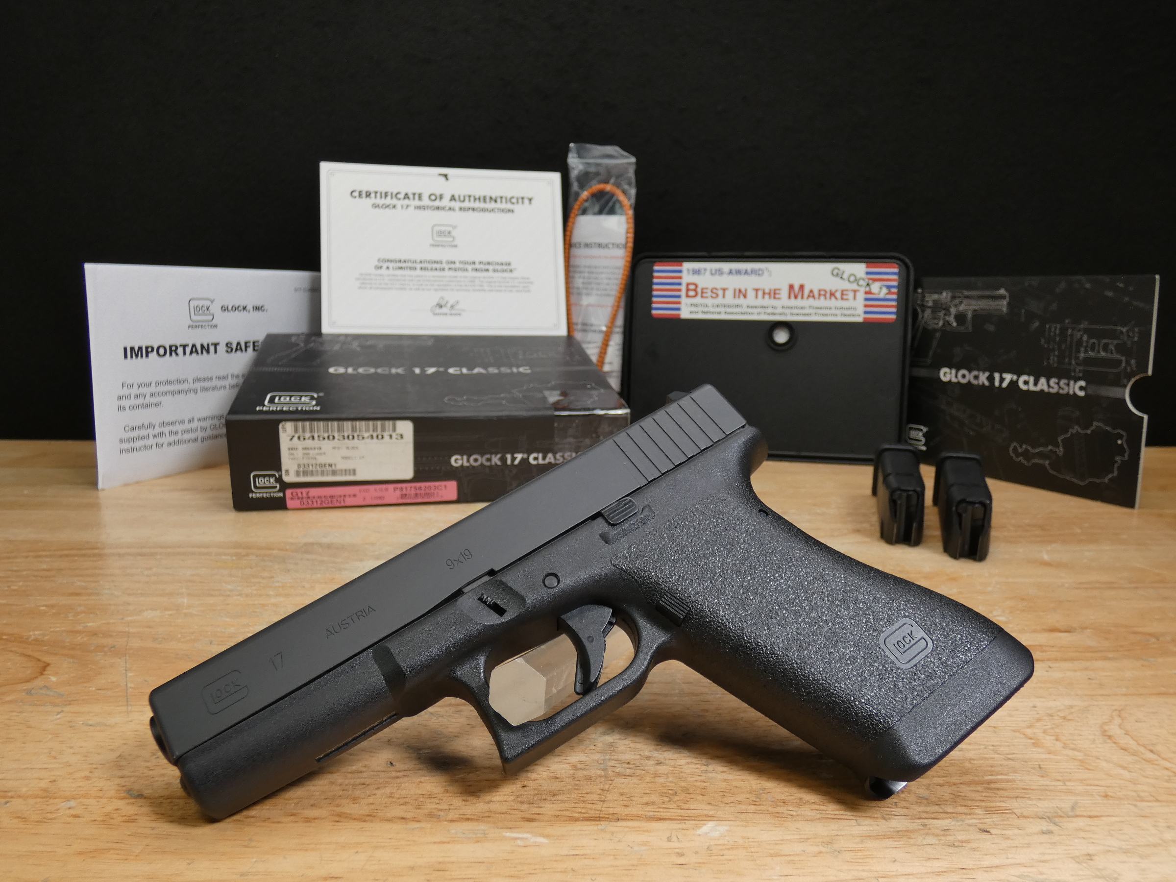 Glock 17 Gen 1 Classic - 9mm - Tupperware Case - New Production - Collector-img-1