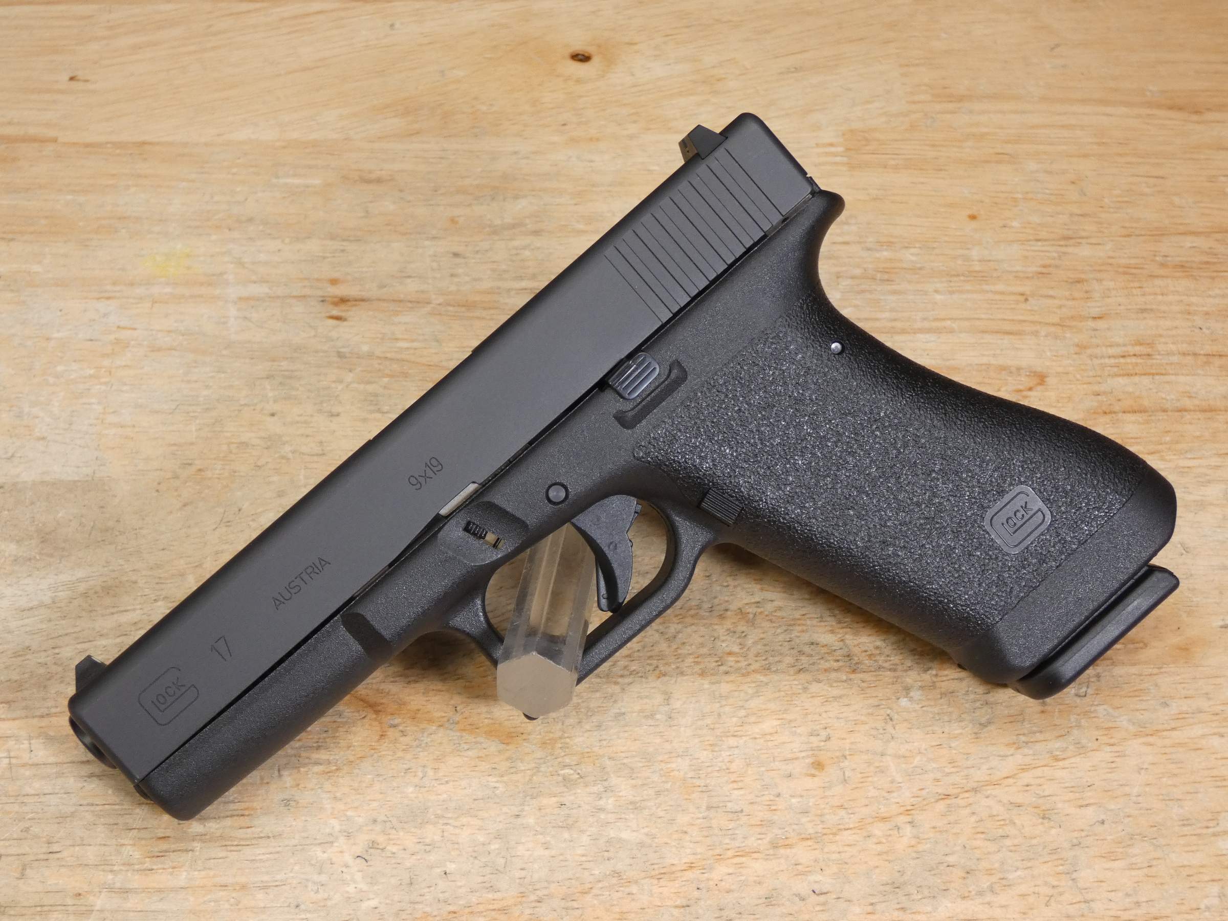 Glock 17 Gen 1 Classic - 9mm - Tupperware Case - New Production - Collector-img-2