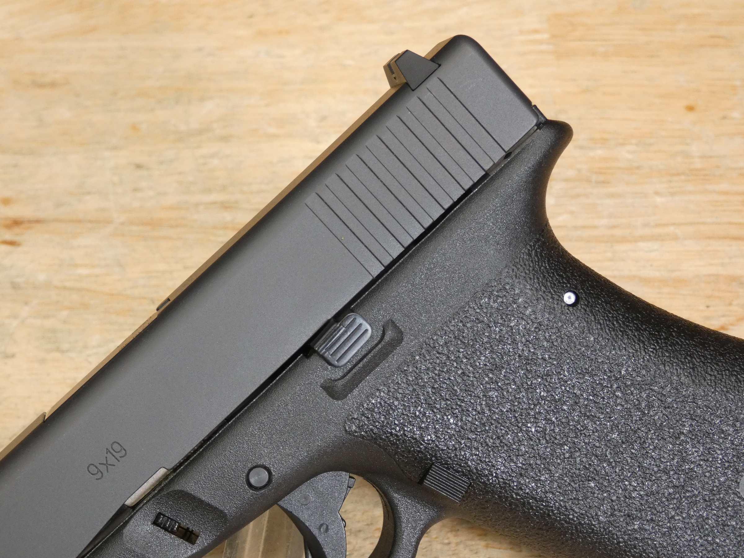 Glock 17 Gen 1 Classic - 9mm - Tupperware Case - New Production - Collector-img-4