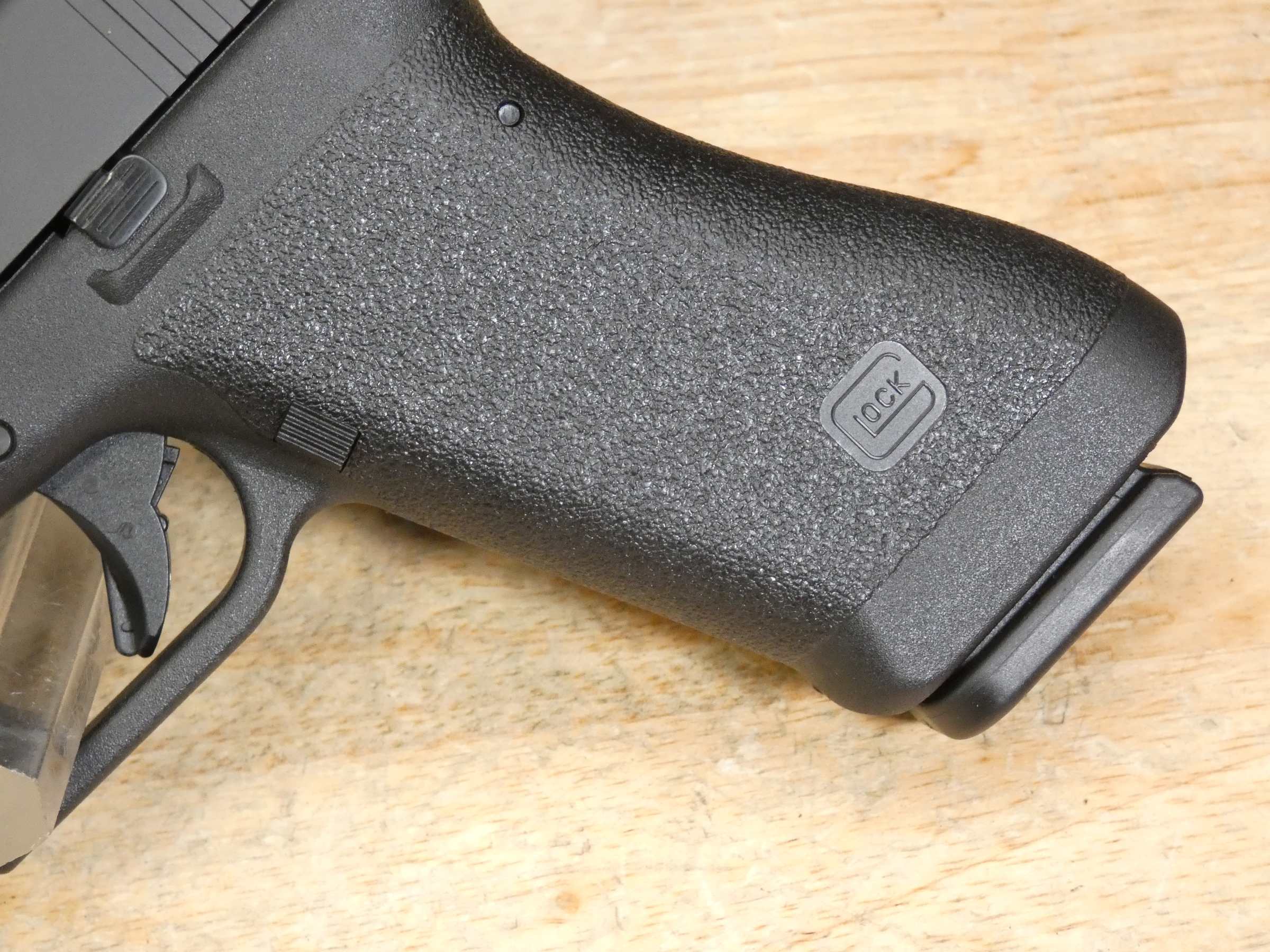 Glock 17 Gen 1 Classic - 9mm - Tupperware Case - New Production - Collector-img-5