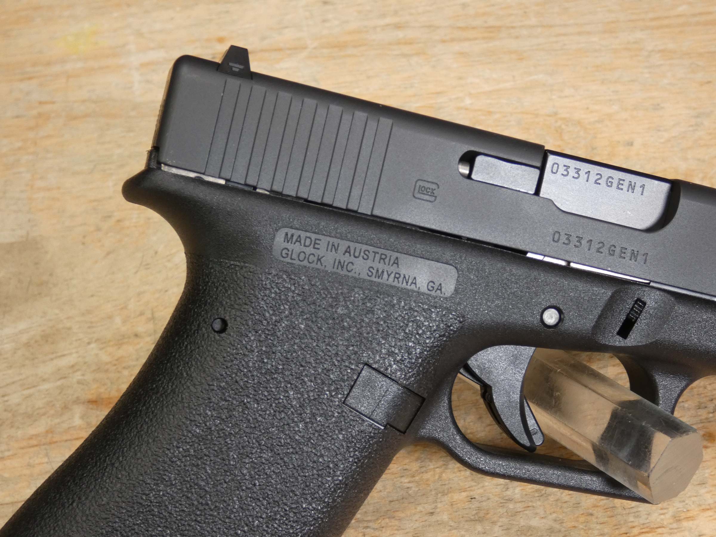 Glock 17 Gen 1 Classic - 9mm - Tupperware Case - New Production - Collector-img-8