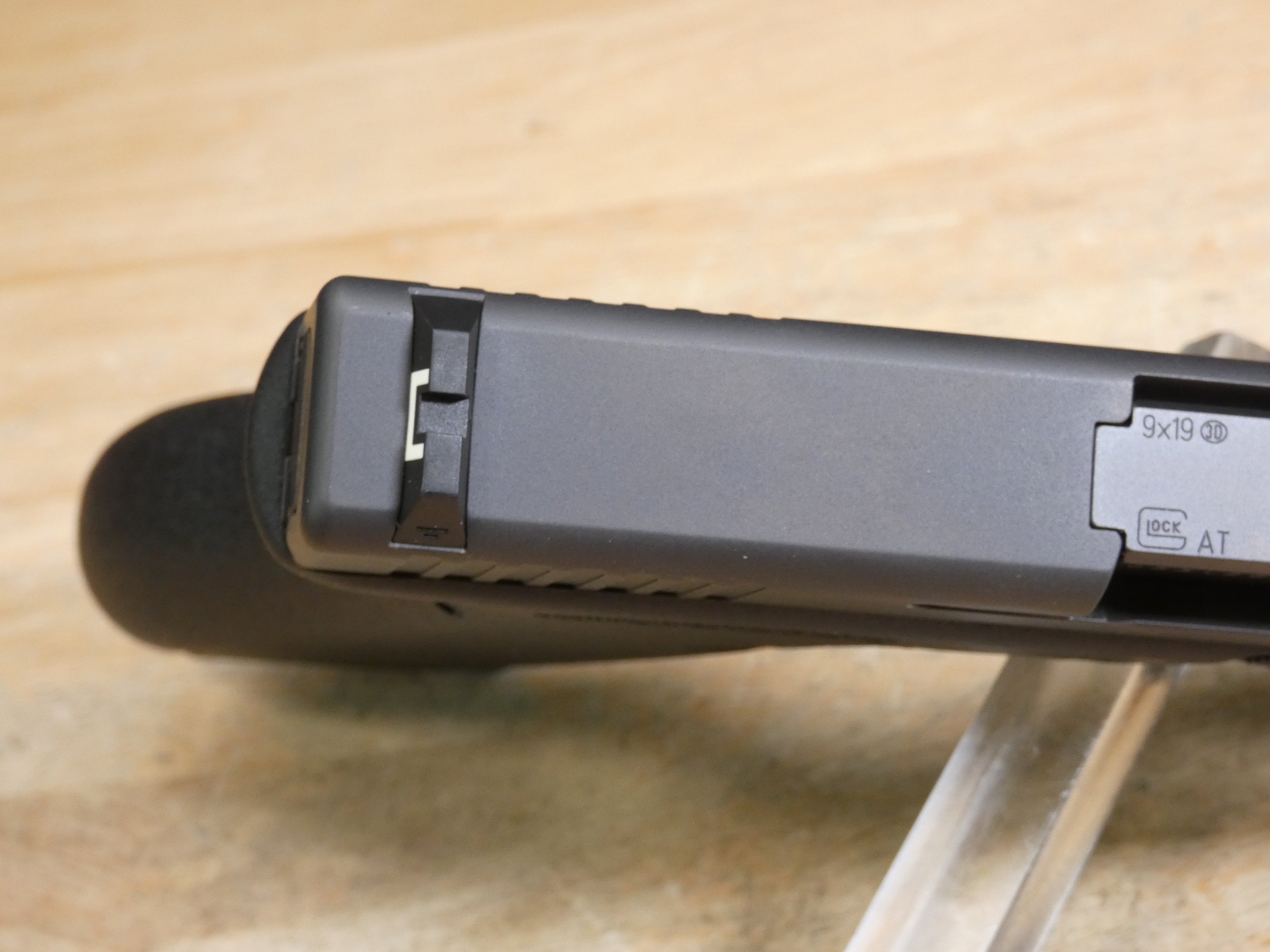 Glock 17 Gen 1 Classic - 9mm - Tupperware Case - New Production - Collector-img-15