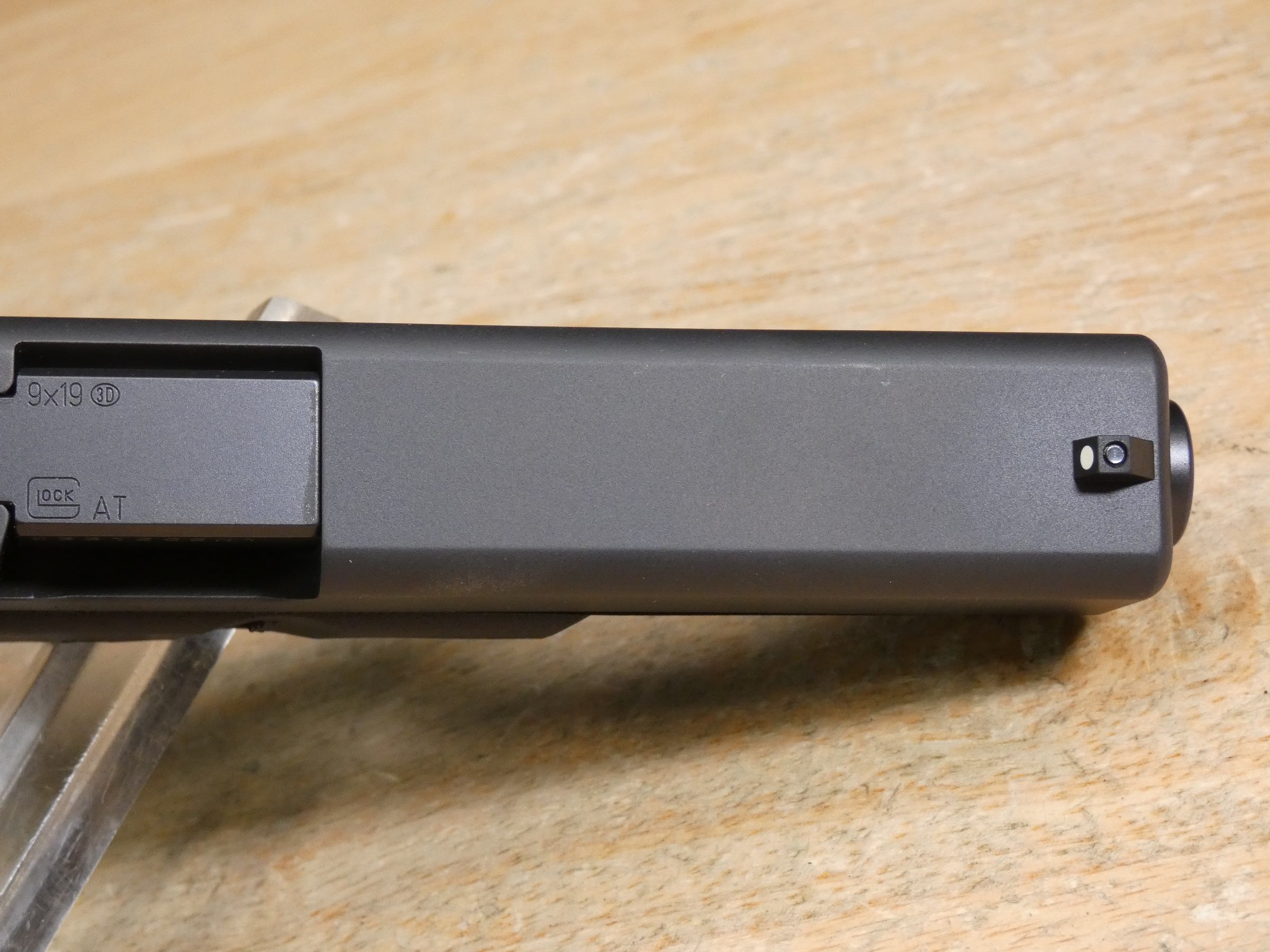 Glock 17 Gen 1 Classic - 9mm - Tupperware Case - New Production - Collector-img-16