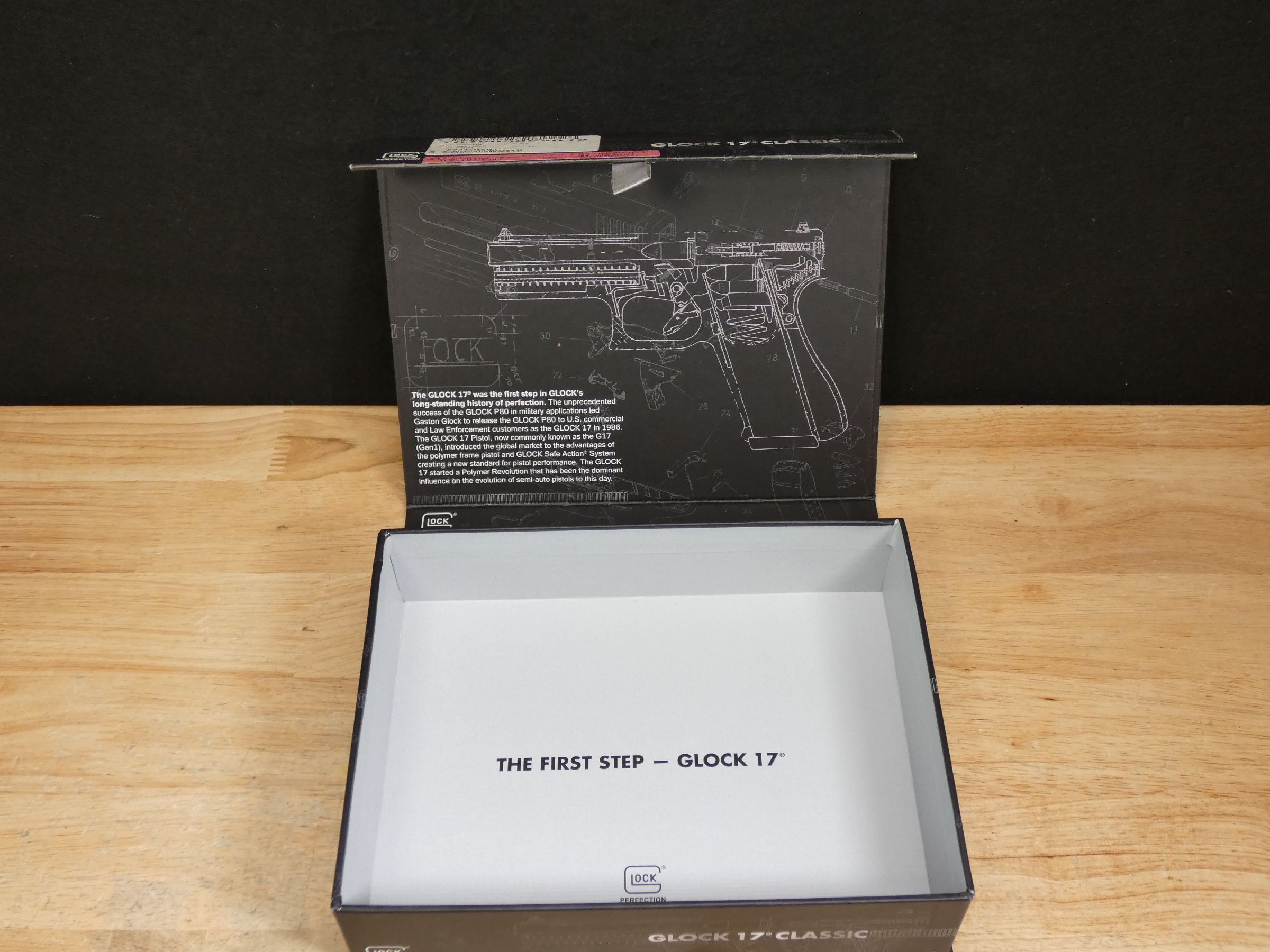 Glock 17 Gen 1 Classic - 9mm - Tupperware Case - New Production - Collector-img-31