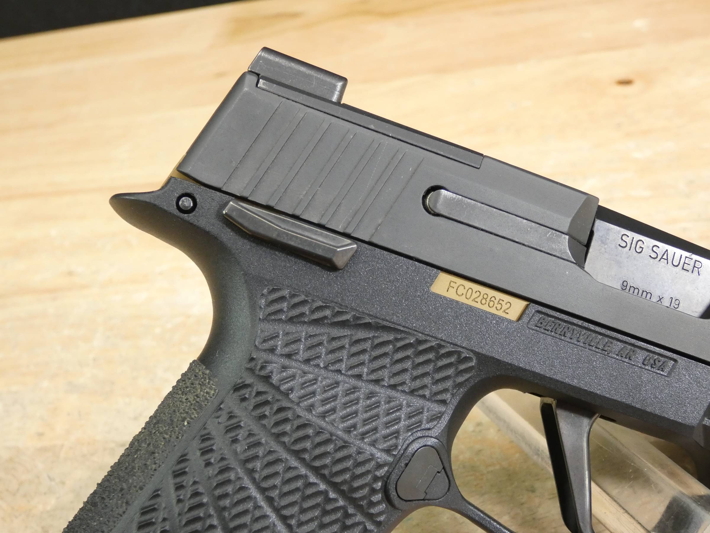 Sig Sauer P365X - 9mm - P365 X w/ Wilson Grip - Optic Ready + Hard Case!-img-8