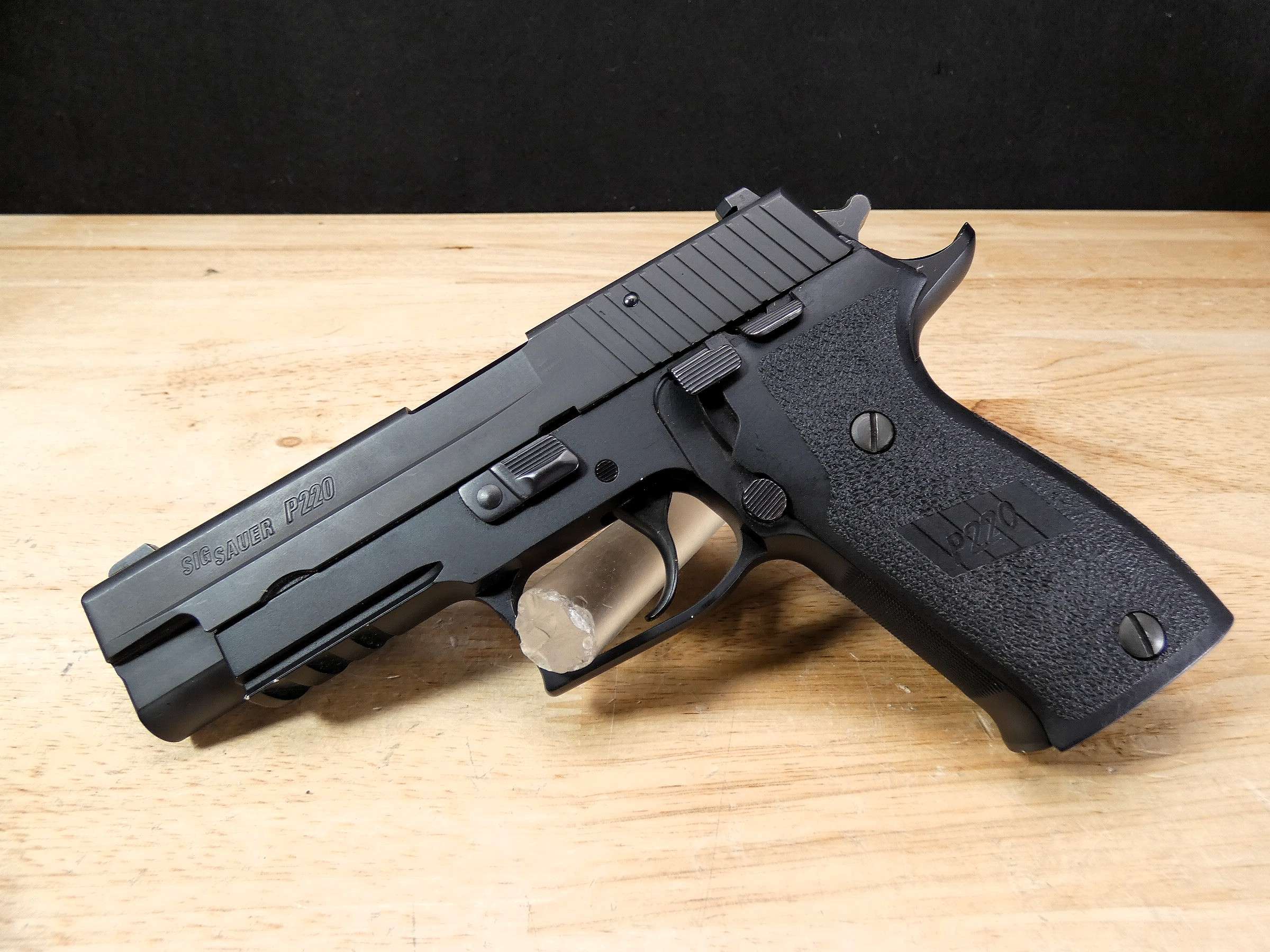 Sig Sauer P220 - .45 ACP - P220R - DA/SA - MFG 2007 - w/ 3 Mags - C-img-2