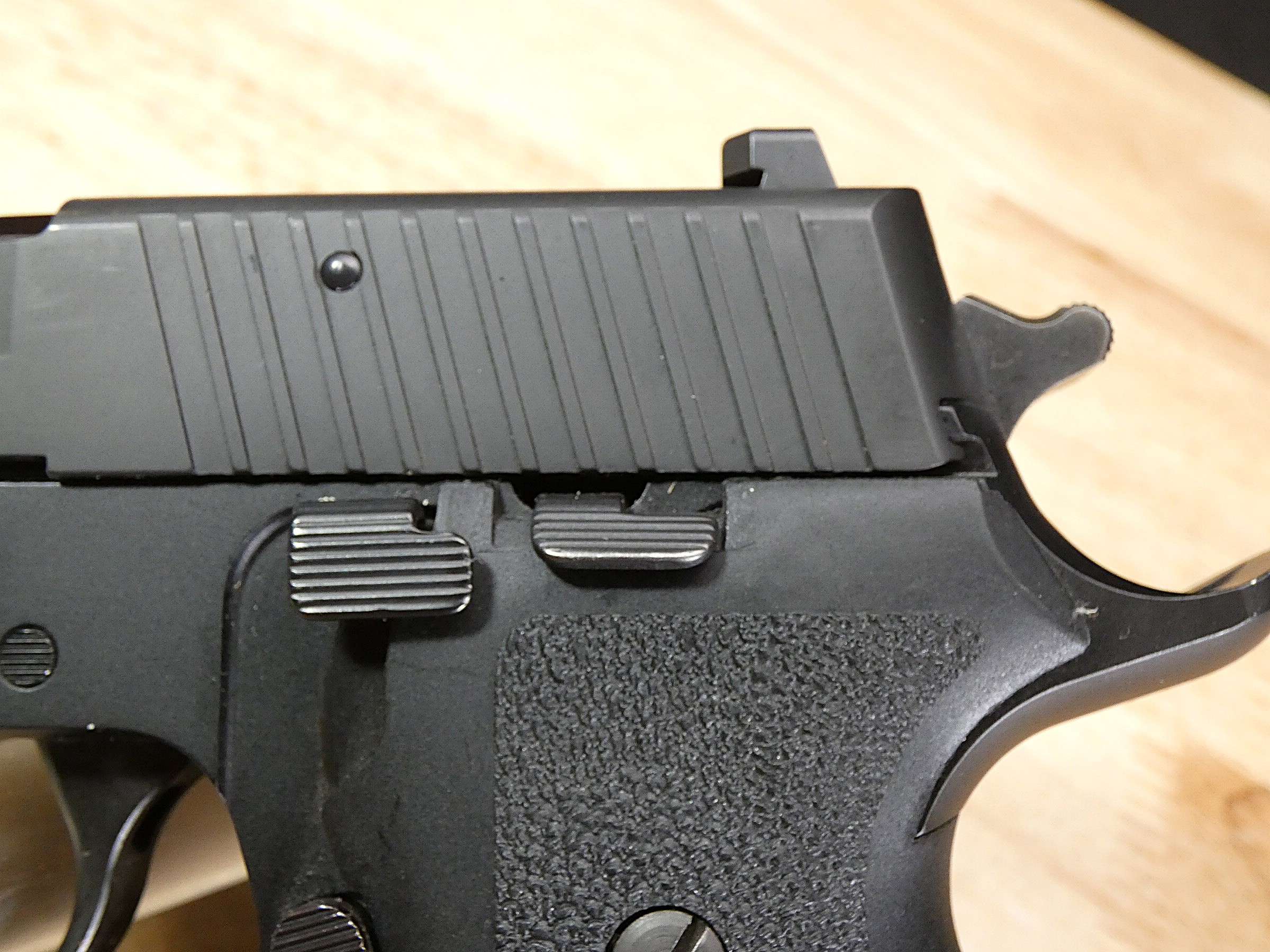 Sig Sauer P220 - .45 ACP - P220R - DA/SA - MFG 2007 - w/ 3 Mags - C-img-6