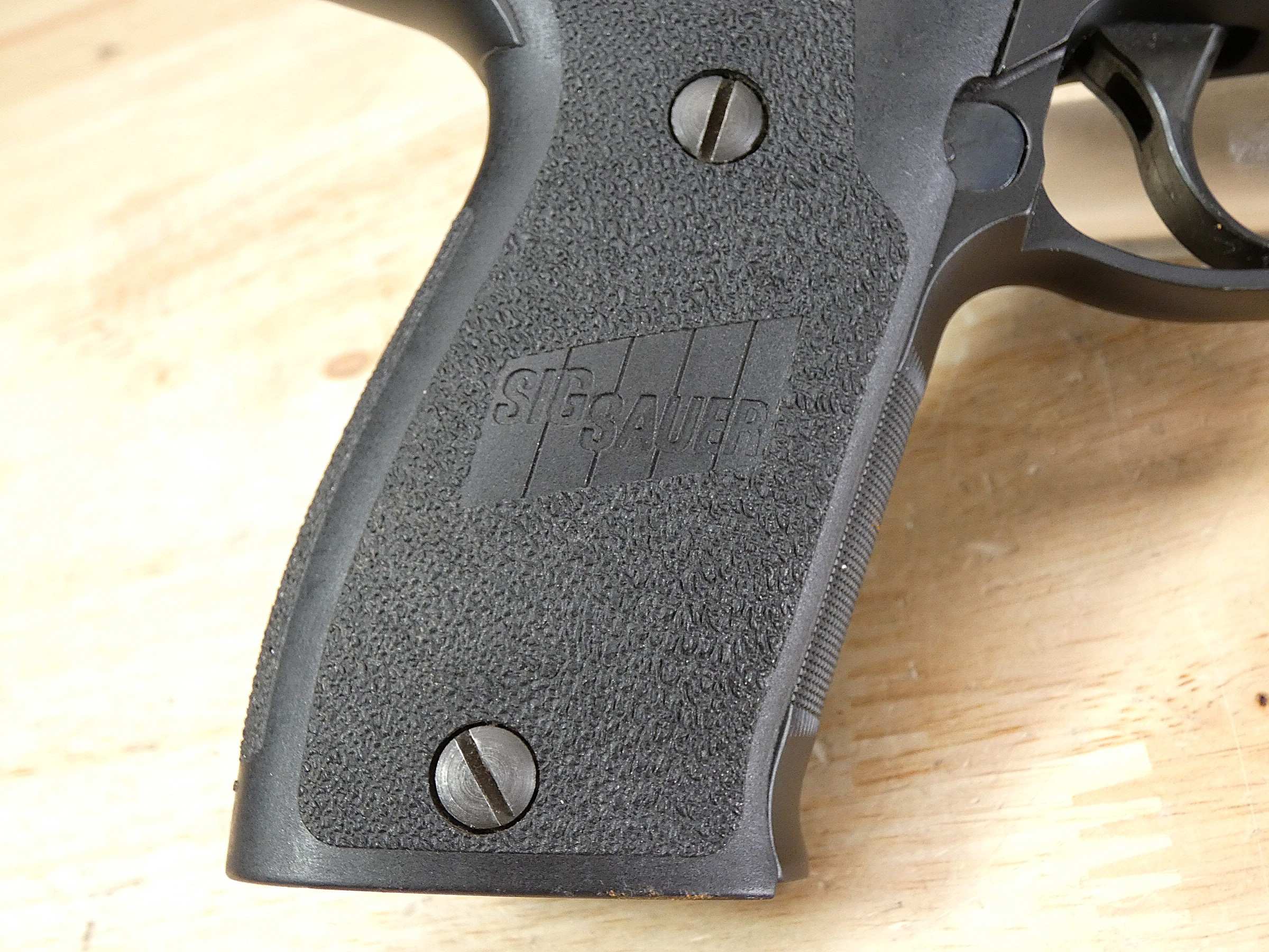 Sig Sauer P220 - .45 ACP - P220R - DA/SA - MFG 2007 - w/ 3 Mags - C-img-15
