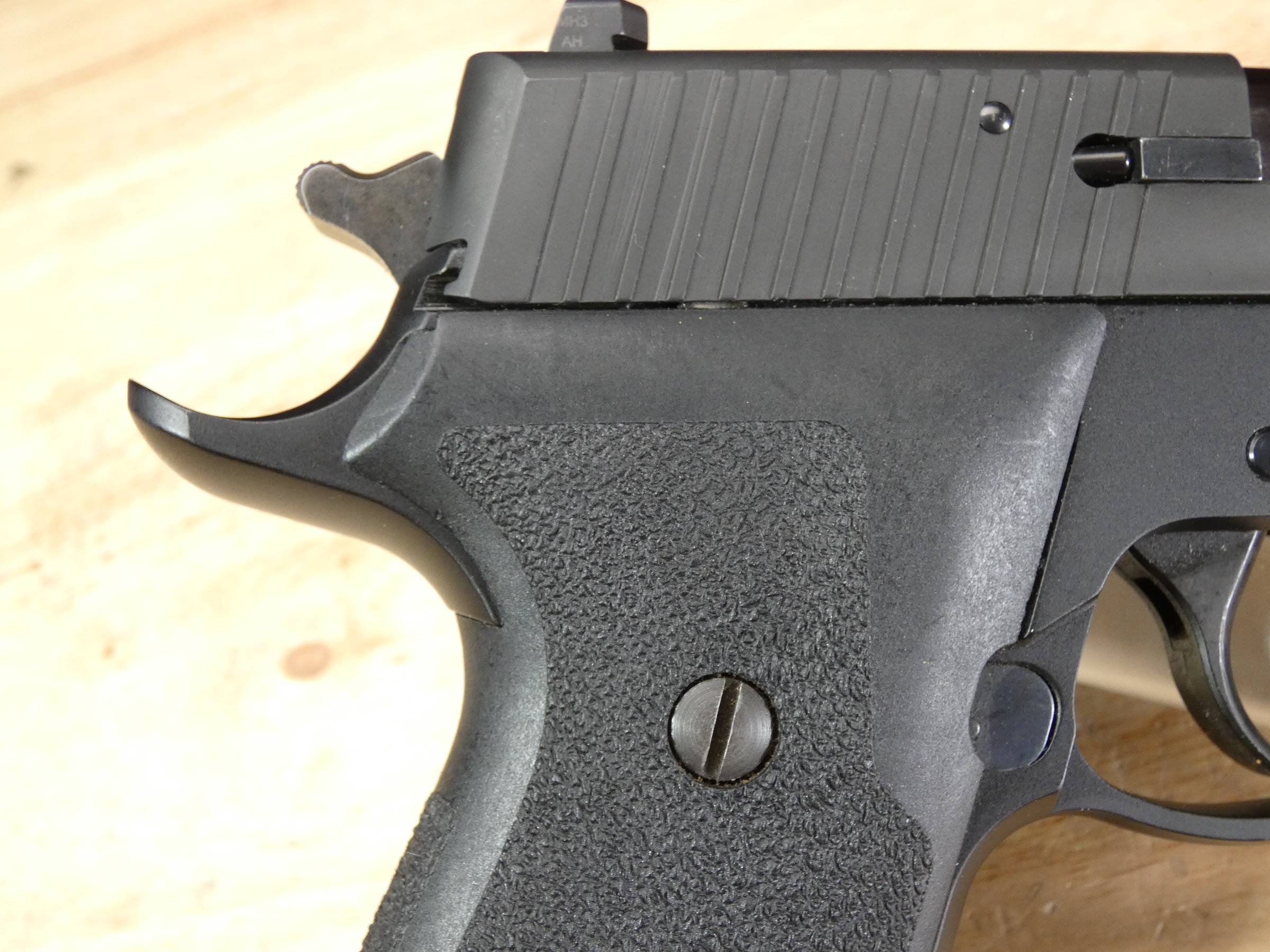 Sig Sauer P220 - .45 ACP - P220R - DA/SA - MFG 2007 - w/ 3 Mags - C-img-17