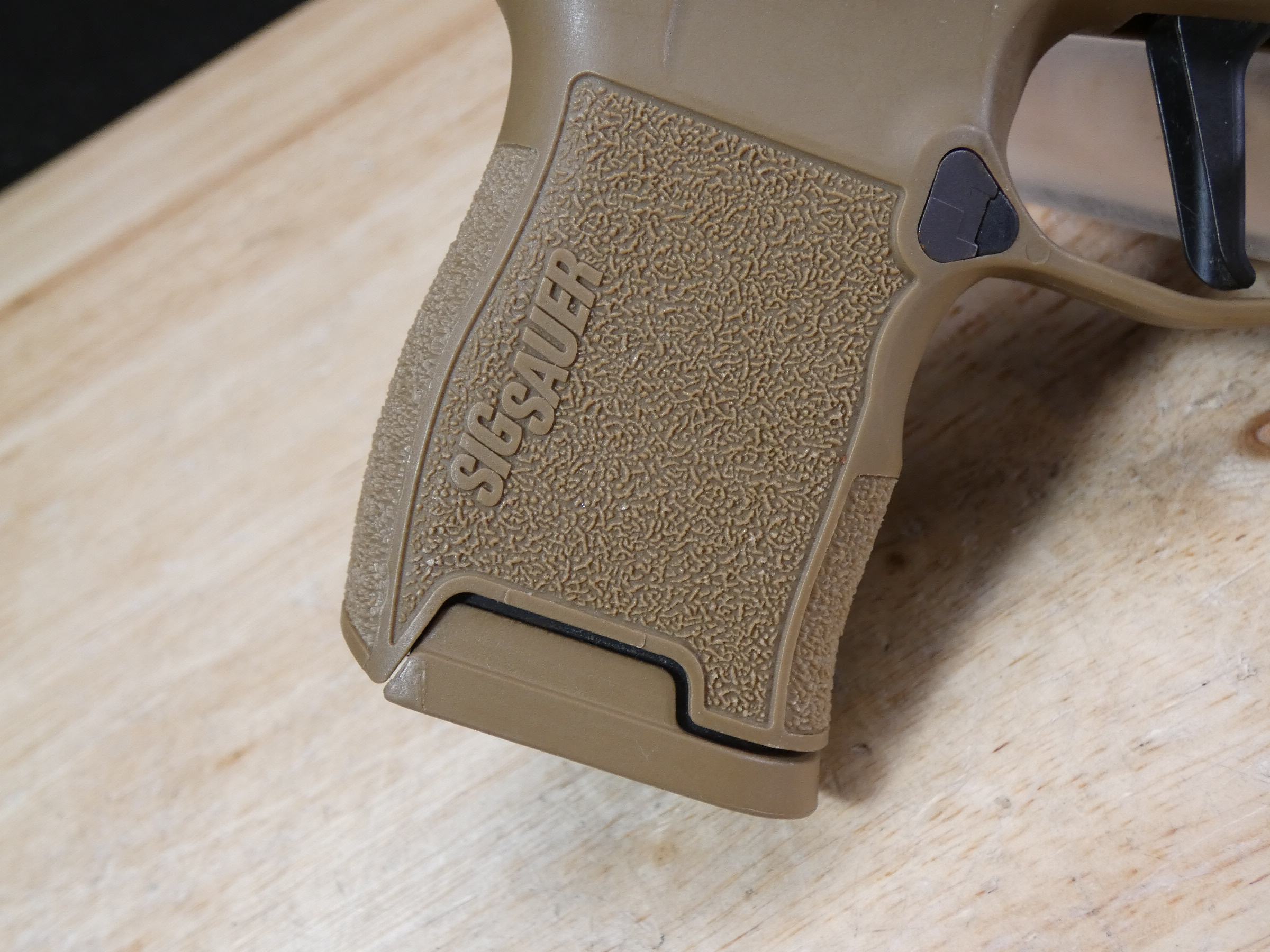 Sig Sauer P365 FDE - 9mm - Coyote - w/ Hard Case & Extras! - C-img-12